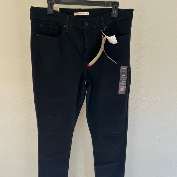 Levi’s 311 SHAPING SKINNY Jean in Black - Picture 2 of 6